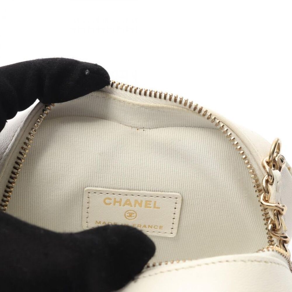 Chanel Heart Chain Lambskin Clutch Bag - Picture 6 of 9